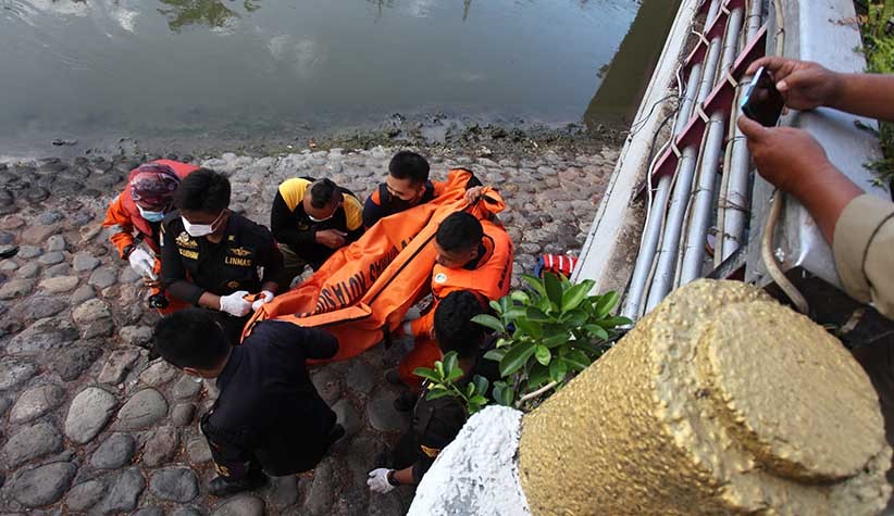 Evakuasi Jenazah Anak Tenggelam saat Bermain di Pinggir Sungai Kalimas - Bagian 1