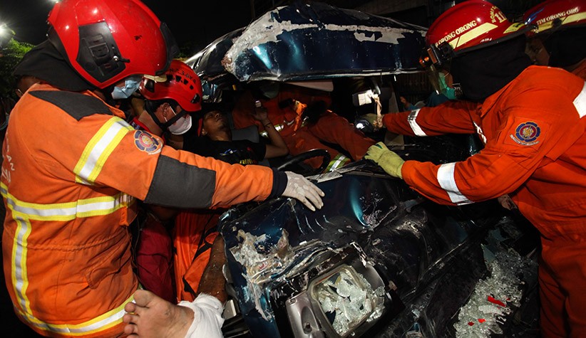Mobil Ringsek, Begini Proses Evakuasi Sopir Terjepit usai Tabrak Truk di Surabaya - Bagian 3