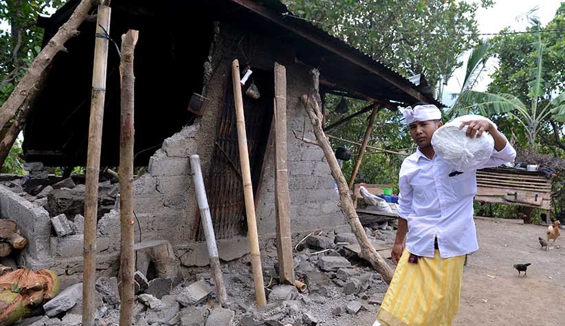 Korban Gempa Karangasem Bangun Hunian Sementara dengan Terpal dan Bambu - Bagian 3