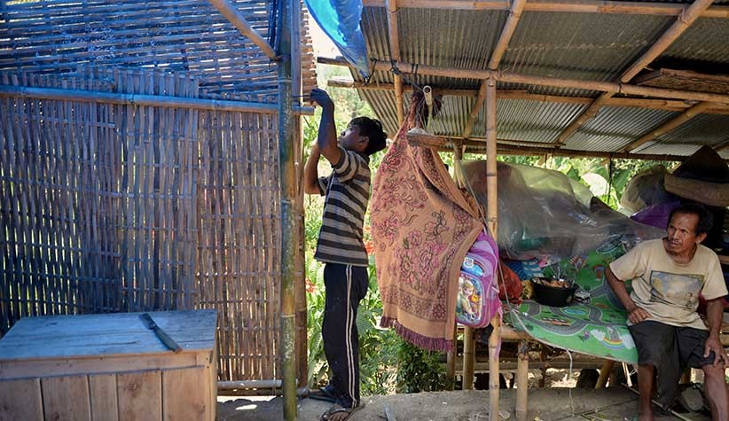 Korban Gempa Karangasem Bangun Hunian Sementara dengan Terpal dan Bambu - Bagian 1