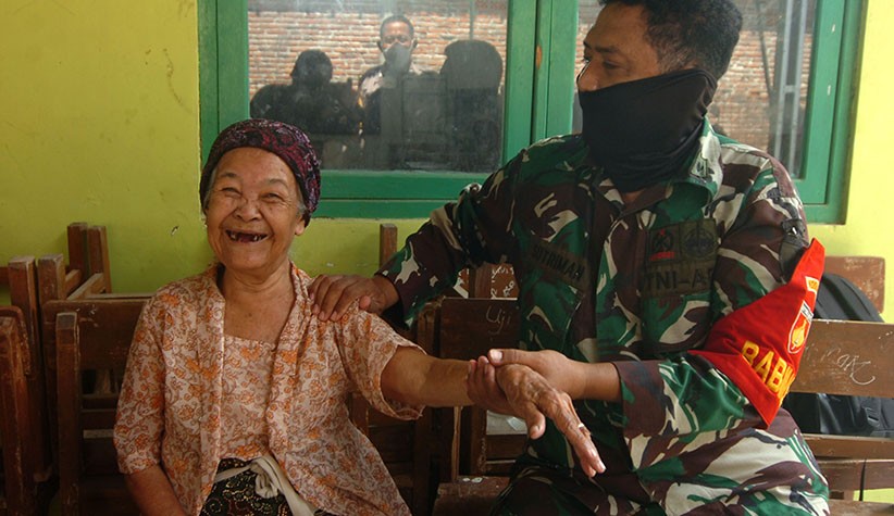 Usia 102 Tahun, Nenek Tarmi Lansia Tertua Ikuti Vaksinasi di Kota Tegal - Bagian 2