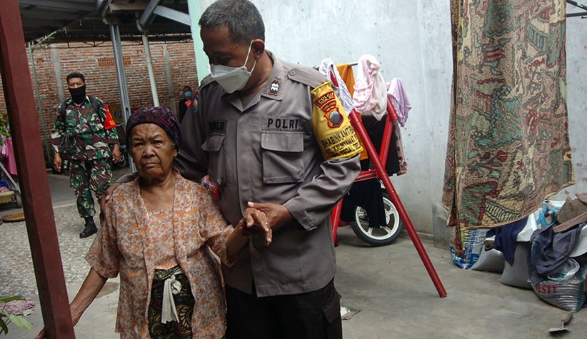 Usia 102 Tahun, Nenek Tarmi Lansia Tertua Ikuti Vaksinasi di Kota Tegal - Bagian 3