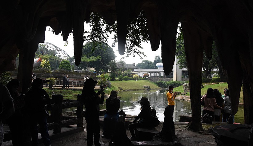 Relaksasi, 102 Tenaga Kesehatan Wisma Atlet Jalan-Jalan ke TMII - Bagian 3