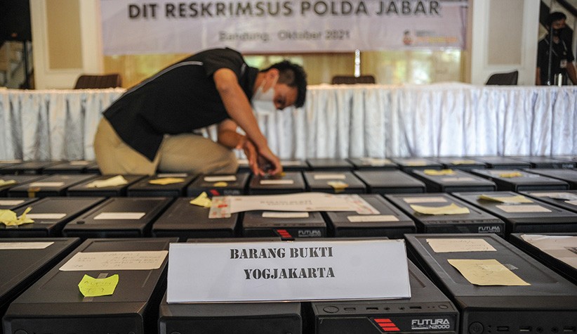 Peras Nasabah Pinjol Ilegal, 8 Orang Diamankan Polisi - Bagian 3