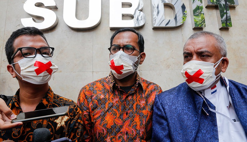 Pakai Masker Tanda Silang, Haris Azhar Penuhi Panggilan Polda Metro Jaya - Bagian 3