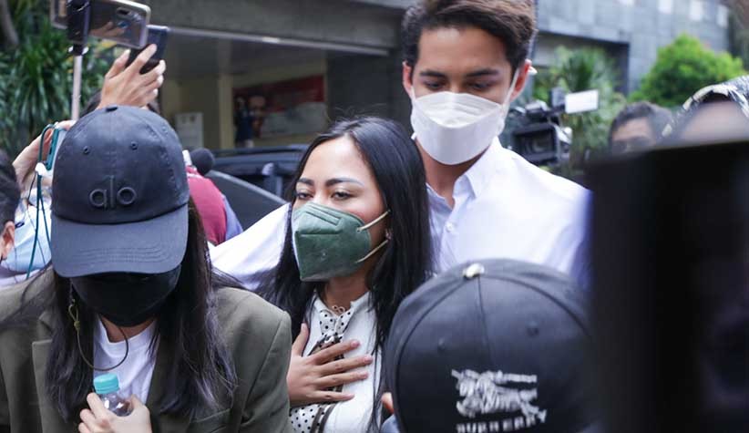 Rachel Vennya Bungkam dan Tertunduk saat Tiba di Polda Metro Jaya - Bagian 3
