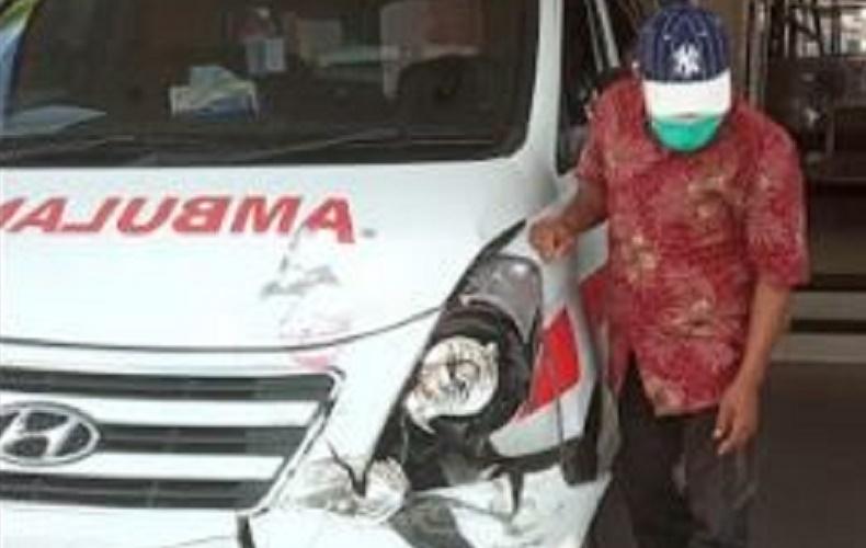 Ambulans Bawa Vaksin Covid-19 Kecelakaan Beruntun di Solok