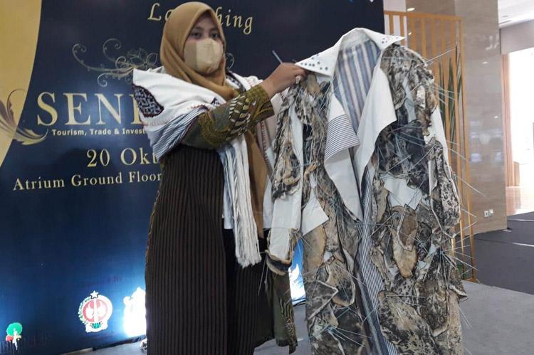 title Bertahan saat Pandemi Covid-19, Indria Ariyanto Sukses Kembangkan Batik Ecoprint 3D Bertahan saat Pandemi Covid-19, Indria Ariyanto Sukses Kembangkan Batik Ecoprint 3D