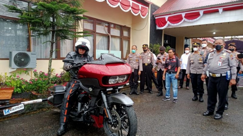  Gagahnya Kapolda Sumbar Irjen Teddy, Cek Vaksinasi sambil Tunggangi Harley