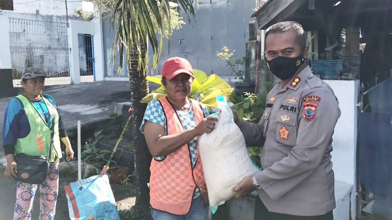 Terdampak Covid-19, Penyapu Jalan Dapat Bingkisan Bahan Makanan dari Kapolres Bitung 