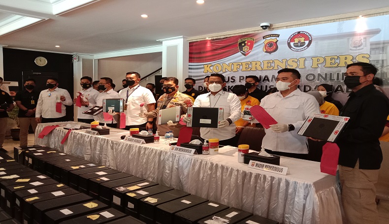 title Polda Jabar Ungkap Fakta Pinjol Ilegal, Pinjam Rp5 Juta Harus Kembali Rp80 Juta Polda Jabar Ungkap Fakta Pinjol Ilegal, Pinjam Rp5 Juta Harus Kembali Rp80 Juta