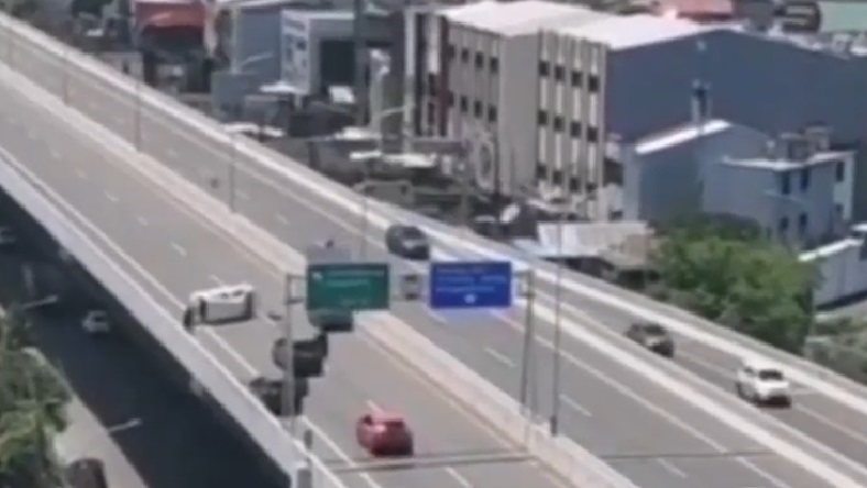 Perempuan Muda dan Karyawannya Selamat setelah Mobil Pecah Ban dan Terbalik