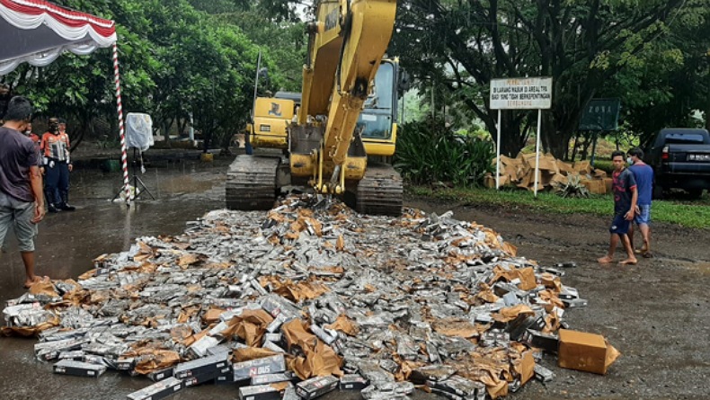 Kejari Bitung Musnahkan Barang Bukti Jutaan Batang Rokok Ilegal