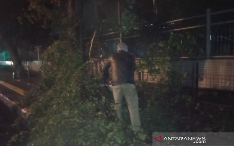 Puting Beliung Terjang Sumedang, Tiang Listrik Roboh Timpa Rumah Warga