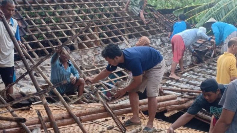 title 4 Desa di Kudus Diterjang Puting Beliung, 106 Rumah Rusak 4 Desa di Kudus Diterjang Puting Beliung, 106 Rumah Rusak