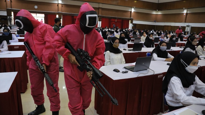 Tes CPNS Kemenkumham Jatim Diawasi Pink Soldier Squid Game, Peserta: Seru Banget!