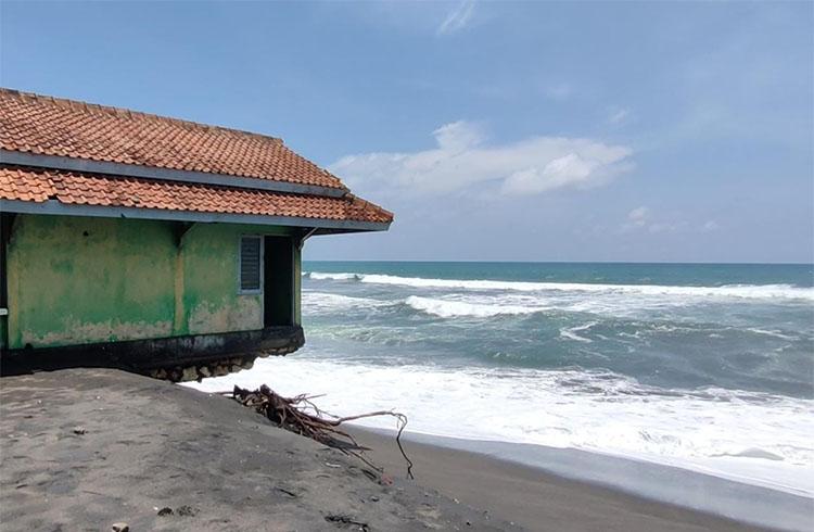 Gelombang Pasang Akibatkan Abrasi Pantai Trisik, Bangunan TPI Terancam Ambruk
