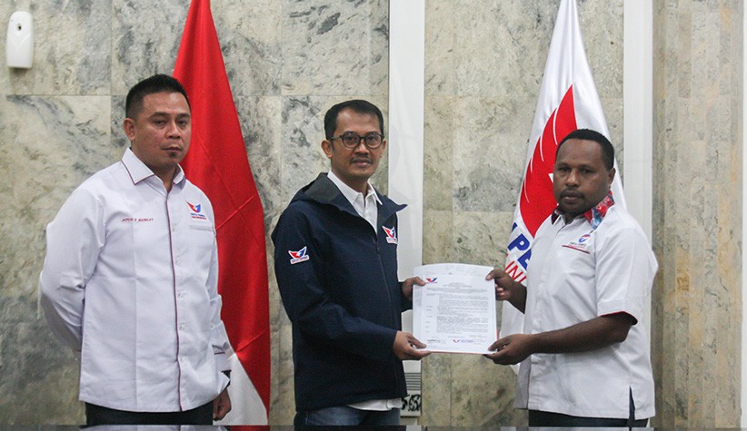 Sekjen Partai Perindo Serahkan SK Kepengurusan DPW Papua Barat - Bagian 1