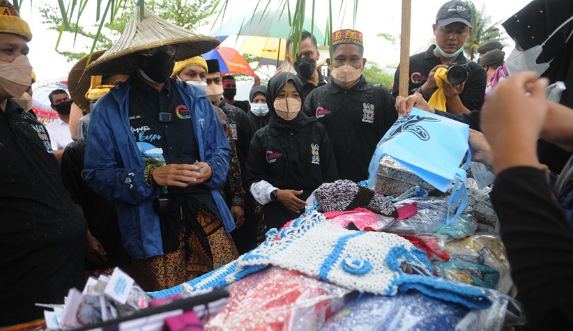 Diguyur Hujan Deras, Menteri Sandiaga Telusuri Desa Nusa Aceh demi Indonesia Bangkit - Bagian 4