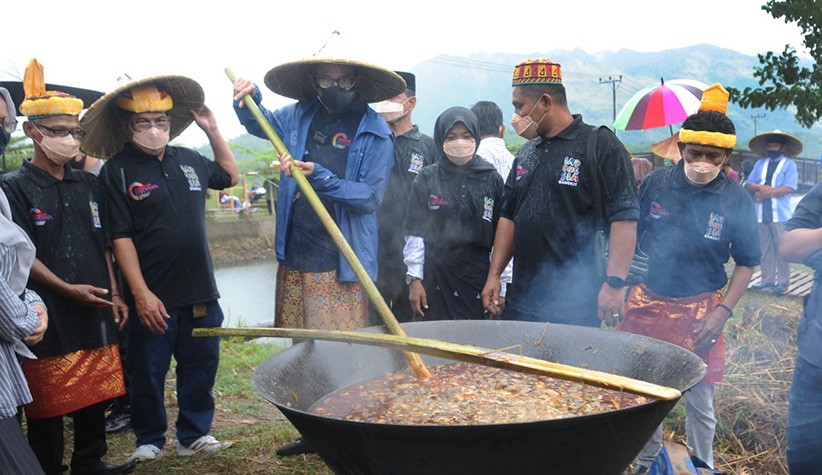 Diguyur Hujan Deras, Menteri Sandiaga Telusuri Desa Nusa Aceh demi Indonesia Bangkit - Bagian 3
