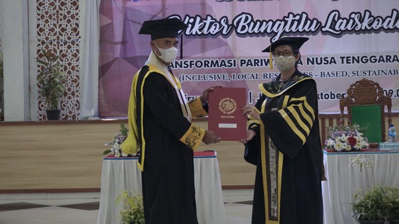 title  Gubernur VBL Sandang Gelar Doktor, Disertasi tentang Pariwisata NTT  Gubernur VBL Sandang Gelar Doktor, Disertasi tentang Pariwisata NTT