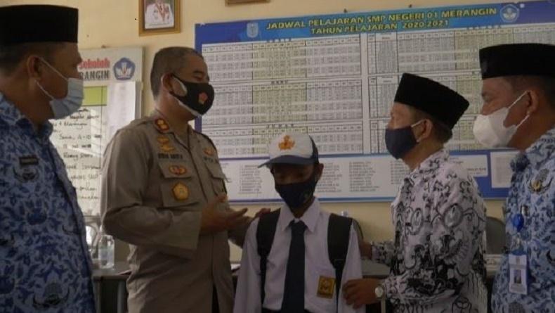 Bikin Salut, Kapolres Ini Bantu Anak Pemulung yang Viral Putus Sekolah Tak Ada Biaya
