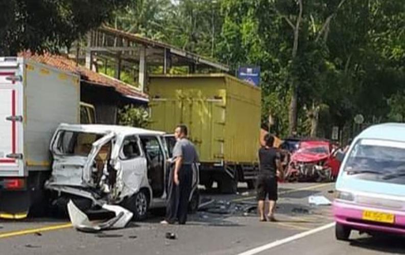 Kecelakaan Beruntun di Secang, Sejumlah Mobil Ringsek Dihantam Truk