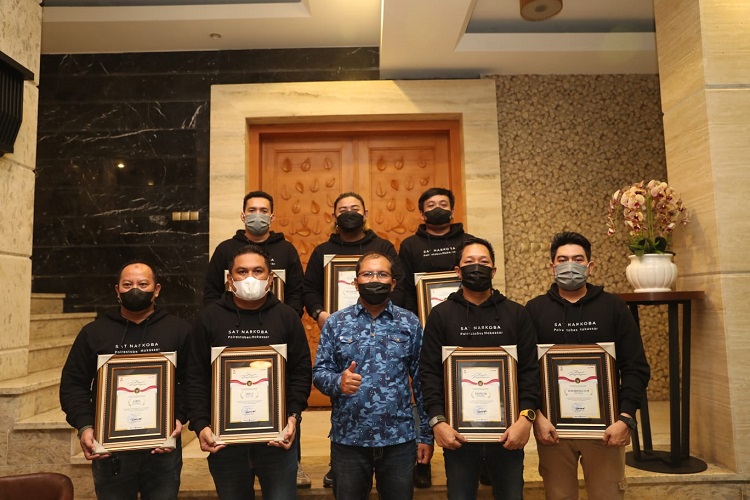 title Wali Kota Makassar Beri Penghargaan kepada Aparat Kepolisian Pengungkap Kasus Narkotika Wali Kota Makassar Beri Penghargaan kepada Aparat Kepolisian Pengungkap Kasus Narkotika