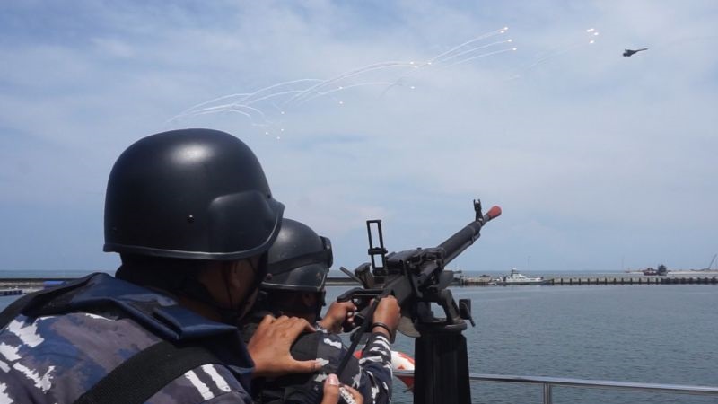 2 Pesawat Tempur Serang Lantamal Makassar, Prajurit TNI Simulasikan Pertahanan Markas