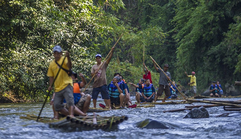 Ekstrem, Wisata Arung Jeram dengan Rakit Bambu Menyusuri Derasnya Sungai Amandit - Bagian 3