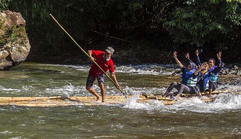 Ekstrem, Wisata Arung Jeram dengan Rakit Bambu Menyusuri Derasnya Sungai Amandit - Bagian 2