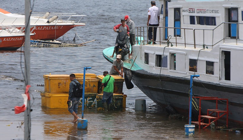 Dermaga Pelabuhan Kali Adem Terendam Banjir Rob, Penumpang Kesulitan Melintas - Bagian 4