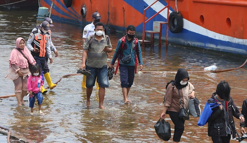 Dermaga Pelabuhan Kali Adem Terendam Banjir Rob, Penumpang Kesulitan Melintas - Bagian 1