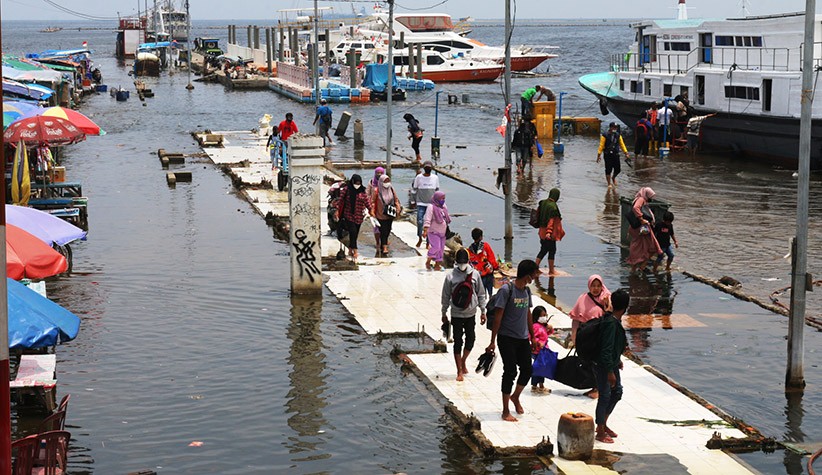 Dermaga Pelabuhan Kali Adem Terendam Banjir Rob, Penumpang Kesulitan Melintas - Bagian 3