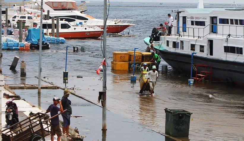 Dermaga Pelabuhan Kali Adem Terendam Banjir Rob, Penumpang Kesulitan Melintas - Bagian 2