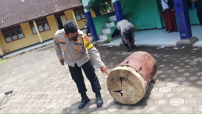 Pria Rusak Madrasah dan Mesjid di Sukabumi, Diduga Tak Suka Dijadikan Tempat Maulid Nabi 