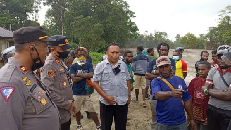 title Buntut Kecelakaan di Timika, Warga Palang Jalan Cenderawasih Depan Kantor DPRD Buntut Kecelakaan di Timika, Warga Palang Jalan Cenderawasih Depan Kantor DPRD