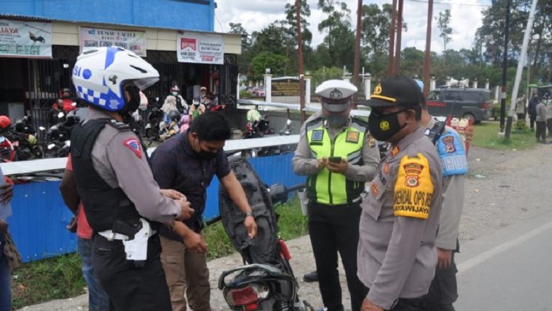Razia Kendaraan, Polisi Dapati Banyak Warga Bawa Senjata Tajam di Jayawijaya