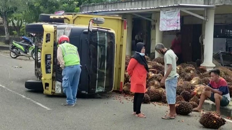 title Banting Setir Hindari Mobil Putar Balik, Truk Sawit Terguling di Pangkalpinang Banting Setir Hindari Mobil Putar Balik, Truk Sawit Terguling di Pangkalpinang