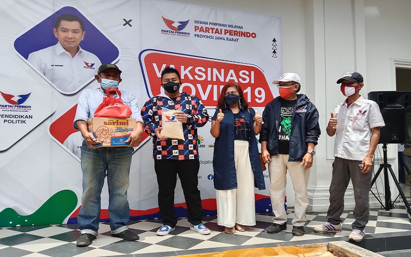 Warga Senang Ikut Vaksinasi Massal Perindo Jabar, Pulang Bawa Sembako