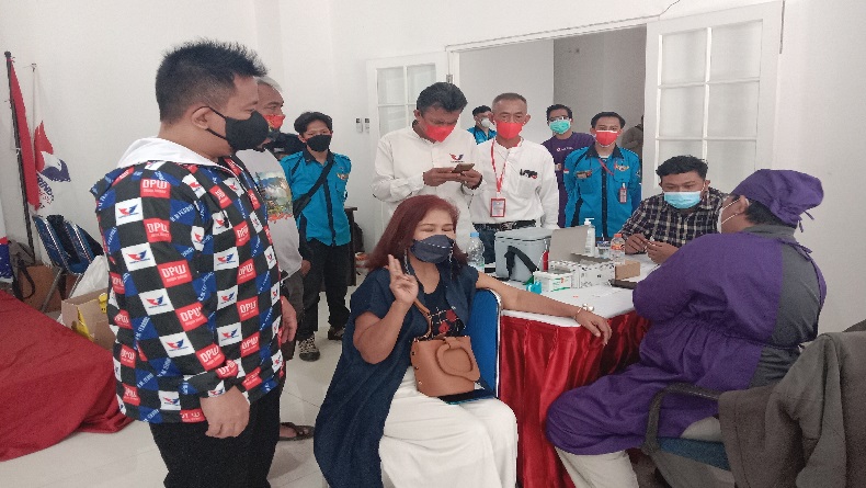 title Warga Serbu Vaksinasi Massal Perindo Jabar, 1.000 Dosis Vaksin Ludes Warga Serbu Vaksinasi Massal Perindo Jabar, 1.000 Dosis Vaksin Ludes
