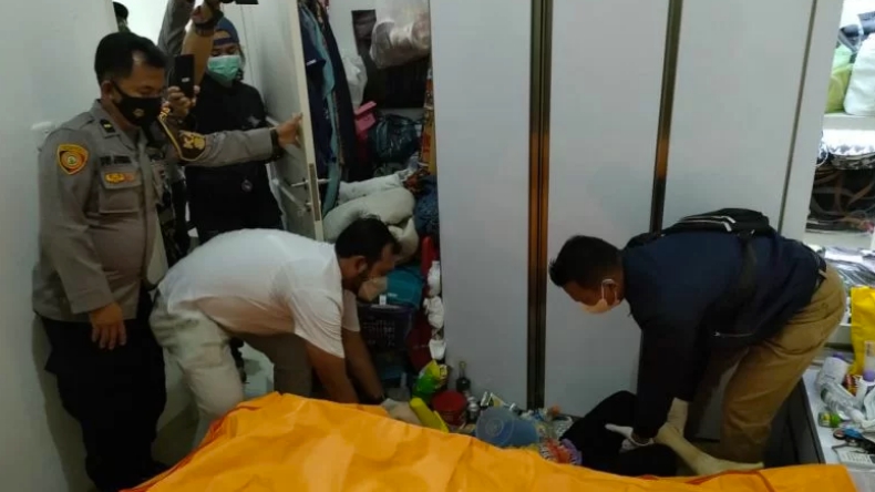 Perampok Bertopeng di Padang Sekap Korban yang sedang Salat