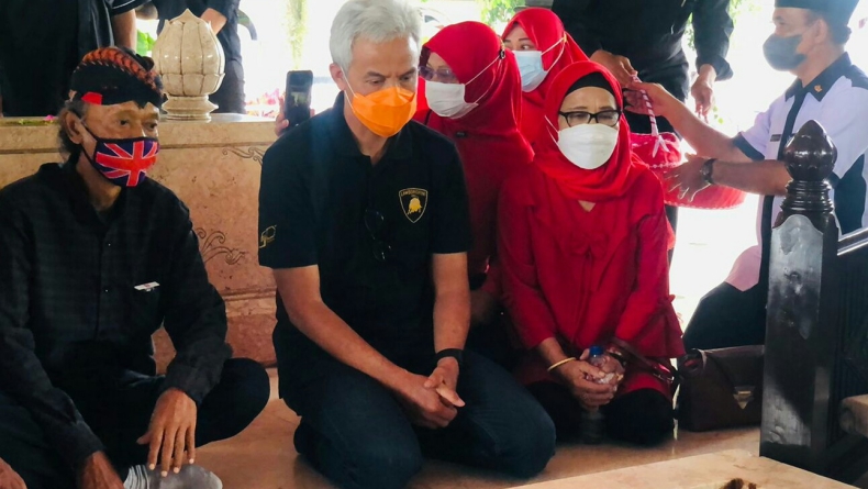 Ganjar dan Risma Tiba-Tiba Bertemu di Makam Bung Karno, Sinyal Capres-Cawapres?