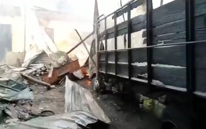 Kebakaran Hebat Landa Permukiman di Lotim, 3 Rumah, Truk hingga Traktor Hangus