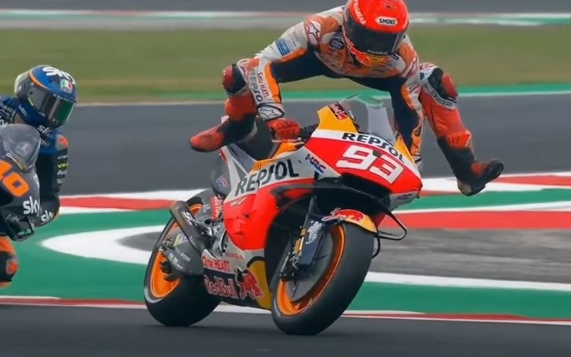 3 Aksi Kontroversi Marc Marquez di MotoGP, Nomor 2 Jegal Langkah Juara Valentino Rossi