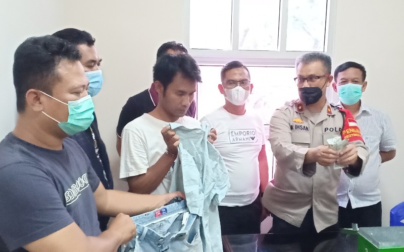 title Pura-Pura Sholat Jamaah, Pria Ini Bobol Kotak Amal Pura-Pura Sholat Jamaah, Pria Ini Bobol Kotak Amal