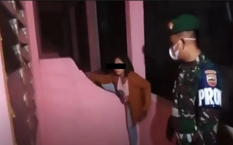 Perempuan Muda Ini Sembunyi di Balik Tembok saat Razia Pasangan Mesum