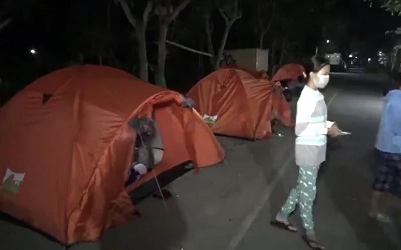 Takut Guncang Gempa Susulan, Warga Semarang Dirikan Tenda Darurat