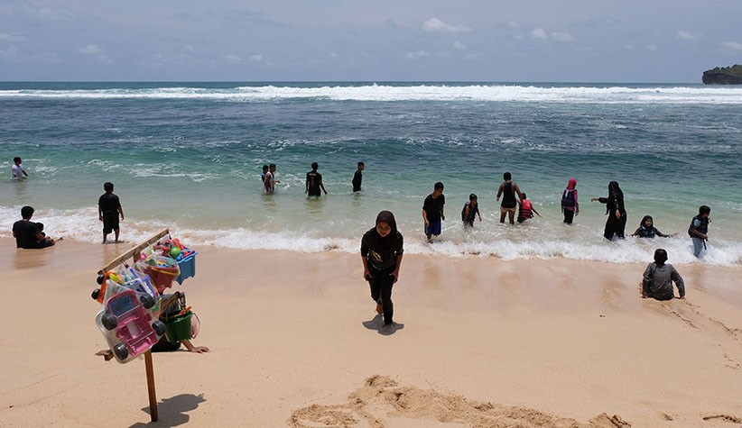 Ramainya Wisatawan Bermain di Pantai Gunungkidul - Bagian 2