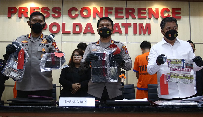 Pengancam Nasabah Pinjol Ilegal Tutup Muka saat Dibawa Polisi - Bagian 2